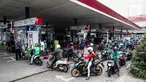 Sejumlah kendaraan mengantri di SPBU kawasan Kuningan, Jakarta, Sabtu (3/9/2022). Pemerintah akhirnya menaikan harga BBM bersubsidi, Adapun harga BBM yang mengalami kenaikan yaitu Pertalite menjadi Rp 10.000 per liter, harga solar menjadi Rp 6.800 per liter dan Pertamax menjadi Rp 14.500 per liter. (Liputan6.com/Faizal Fanani)