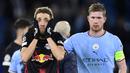 <p>Reaksi pemain RB Leipzig, Kevin Kampl (kiri) di samping pemain Manchester City, Kevin de Bruyne pada laga leg kedua 16 Besar Liga Champions 2022/2023 di Etihad Stadium, Manchester, Rabu (15/03/2023). The Cityzens berhasil melaju ke babak perempat final setelah berhasil menang dengan skor 7-0. (AFP/Oli Scarff)</p>
