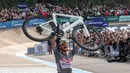 Pembalap Alpecin-Deceuninck, Mathieu van der Poel mengangkat sepedanya saat melakukan selebrasi setelah memenangkan Paris Roubaix 2025 pada Minggu (13/04/2025) waktu setempat. Van der Poel menyelesaikan balapan yang menempuh jarak 259,2 km antara Compiegne hingga Roubaix, Prancis dengan catatan waktu 5 jam 27 menit 27 detik. (AFP/Francois Lo Presti)
