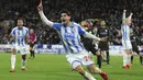 Bek Huddersfield, Christopher Schindler, merayakan gol yang dicetaknya ke gawang Manchester City pada laga Premier League di Stadion John Smith, Huddersfield, Minggu (26/11/2017). Huddersfield kalah 1-2 dari City. (AP/Rui Viera)