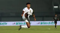 Pemain Persik Kediri, Jeam Kelly Sroyer, saat pertandingan pekan keempat BRI Liga 1 2023/2024 melawan Dewa United yang berlangsung di Stadion Indomilk Arena, Tangerang, Jumat (21/7/2023). (Bola.com/Ikhwan Yanuar)