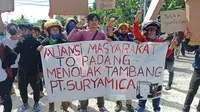 Sejumlah masyarakat 'To Padang' di Mamuju, Sulawesi Barat melakukan aksi unjuk rasa uuntuk menolak kehadiran perusahaan tambang di wilayah mereka (Liputan6.com/Abdul Rajab Umar)