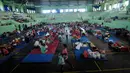 Suasana di lokasi pengungsian di GOR Suweca, Klungkung, Bali, Selasa (26/9). Ribuan pengungsi terus berdatangan menyusul peningkatan frekuensi gempa yang mulai dirasakan warga di kawasan Gunung Agung. (Liputan6.com/Gempur M Surya)