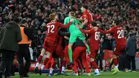 Pemain Liverpool berselebrasi seusai menjamu Arsenal pada akhir laga babak 16 Besar Carabao Cup di Anfield Stadium, Rabu (30/10/2019). Berimbang 5-5 di waktu normal, Liverpool menang 5-4 dalam adu penalti dan maju ke perempatfinal . (AP/Jon Super)