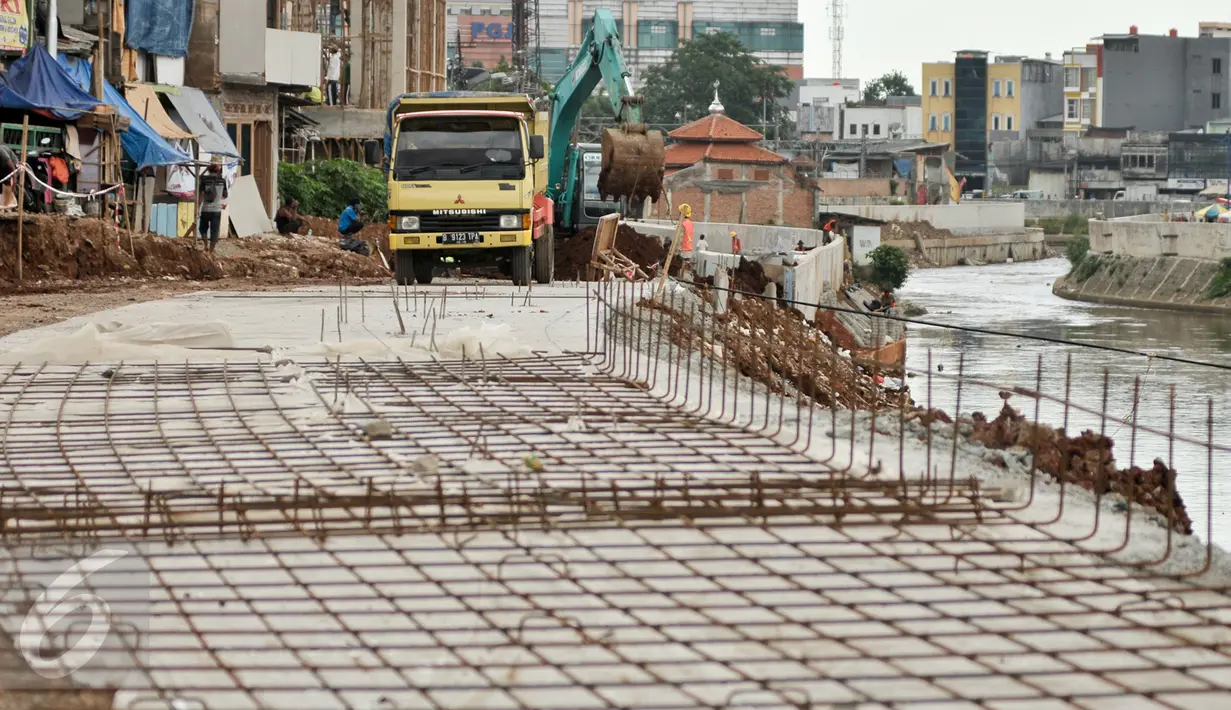 Pembuatan jalan inspeksi di sebagian titik mulai terlihat di kawasan normalisasi Ciliwung, Bukit Duri, Jakarta, Rabu (8/2). Proyek normalisasi Ciliwung Bukit Duri ditargetkan rampung pada Mei mendatang. (Liputan6.com/Yoppy Renato)