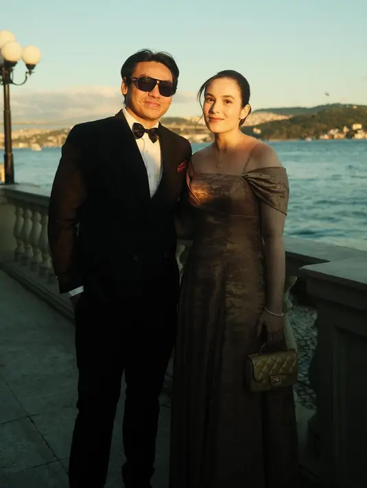 Terbaru, keduanya nampak kondangan di Turki dengan busana serasi. Chelsea Islan kenakan dress sabrina bertali warna gold sedangkan Rob Clinton tampil necis dengan setelan jas, kemeja putih dan dasi kupu-kupu [@chelseaislan]