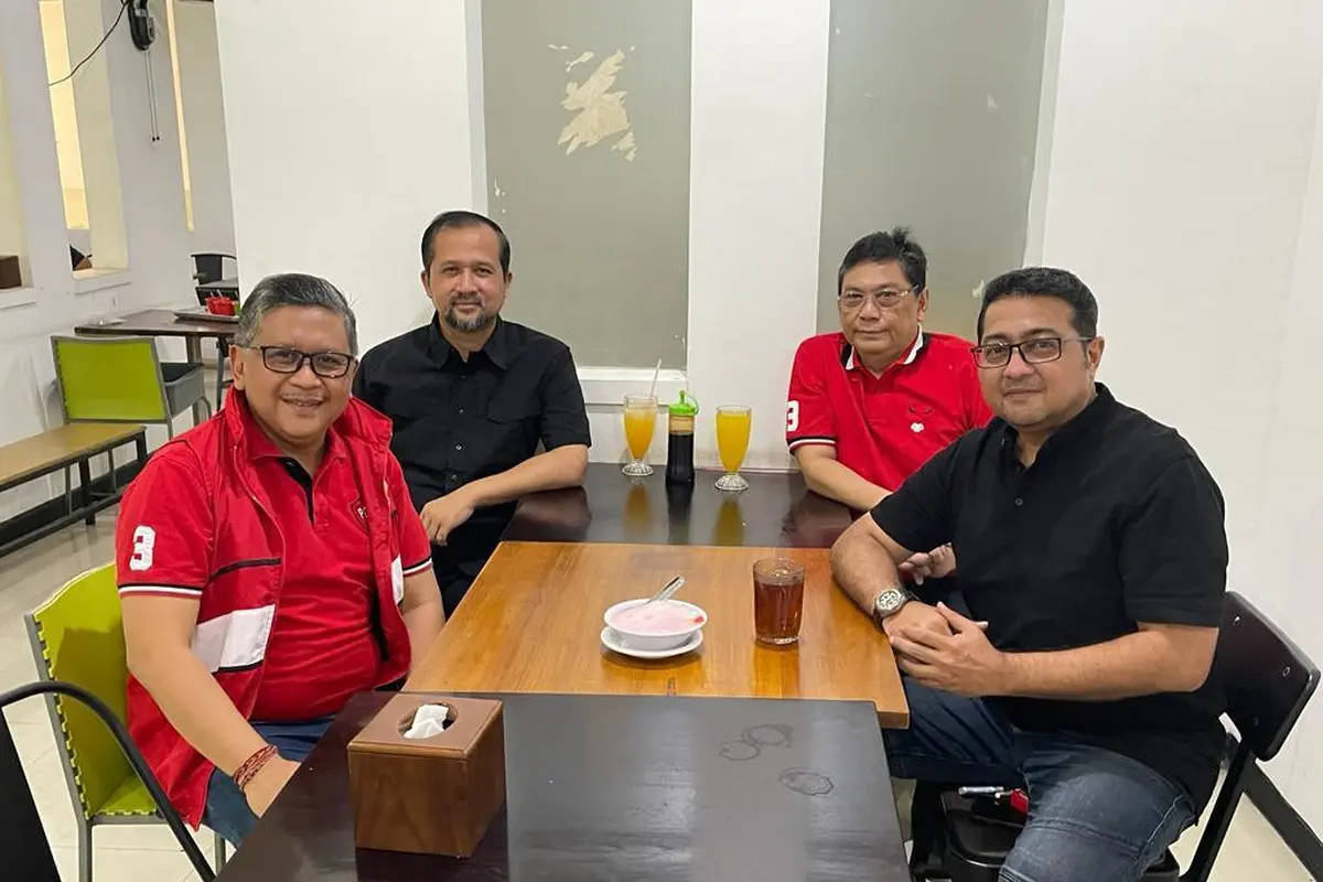 Sekretaris Jenderal (Sekjen) Partai Demokrat Teuku Riefky Harsya dan Sekjen PDI Perjuangan Hasto Kristiyanto diam-diam melakukan pertemuan pada malam ini, Minggu (11/6/2023). (Muhammad Genantan Saputra/Merdeka.com)