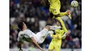Cristiano Ronaldo melakukan tendangan salto saat dihadang pemain Villarreal, Eric Bally, pada lanjutan La Liga Spanyol di Stadion Santiago Bernabeu, Madrid, Rabu (20/4/2016) atau Kamis dini hari WIB. (AFP/Javier Soriano)