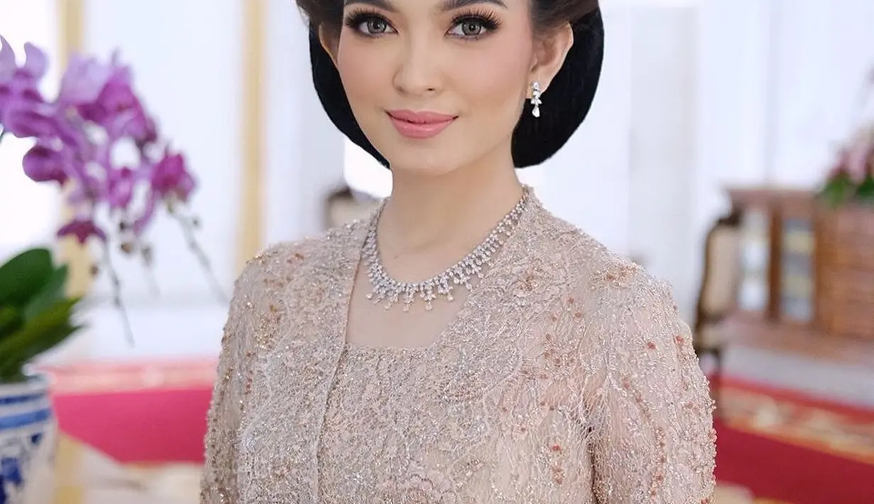 Pesona Putri Solo menguar dari Selvi Ananda dengan penampilannya di foto ini. Selvi Ananda tampil memesona dibalut kebaya bernuansa nude. Belum lagi makeup bold dan rambut sanggulnya, serta penambahan aksesori pemanis yang tak berlebihan. [Foto: Instagram/rama_jee]