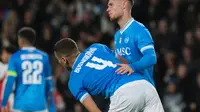 Alessandro Buongiorno dihibur oleh rekan setimnya setelah mencetak gol bunuh diri dalam laga Liga Champions antara PSV dan Napoli di Eindhoven, Belanda, 21 Oktober 2025. (AP Photo/Patrick Post)