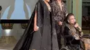 Saat berduet dengan legenda musik keroncong Waljinah, Anggun pun dibalut jubah hitam mewah berkilau dengan aksen batik di bagian bawah. [@anggun_cipta]