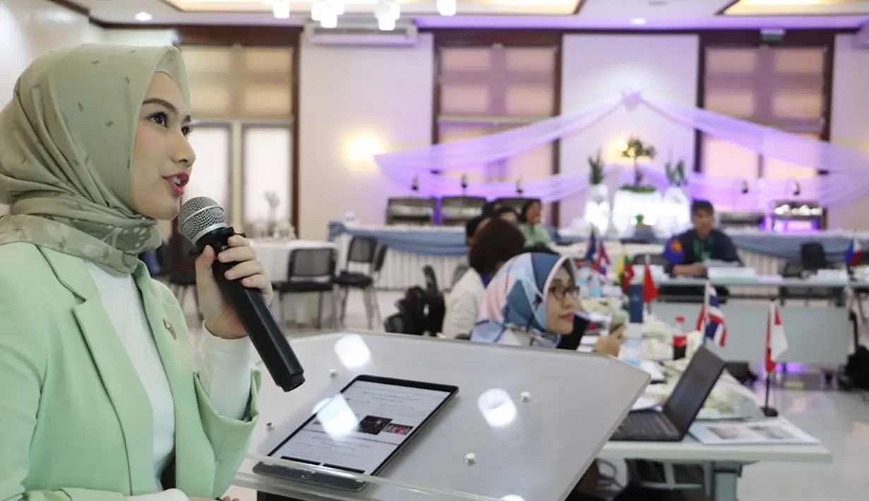Melody bahkan terlihat begitu fasih saat berusaha presentasi menjelaskan hal-hal terkait agrikultur. Gaya penampilannnya yang berhijab dan memakai jas warna hijau muda ini semakin membuatnya menawan. (Liputan6.com/IG/@melodylaksani92)