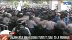Bahkan, sejumlah mahasiswa ada yang melakukan tindak anarkistis dengan melempar botol dan batu ke arah barisan polisi.