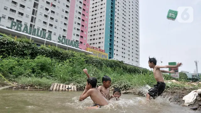 Berenang di Kubangan Air