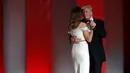 Presiden AS terlihat mesra dengan istrinya Melania Trump saat berdansa dalam acara perayaan peresmian Donald Trump menjadi Presiden Amerika Serikat yang ke-45 di Liberty Ball, di Washington, AS, (20/1). (AP Photo/Alex Brandon)