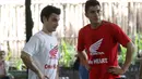 Marc Marquez (kanan) mewakil Tim Merah dan Dani Pedrosa  (kiri) Mewakili Tim Putih saat bertanding futsal di Lapangan Futsal Kuningan Village, Jakarta, Sabtu (13/2/2016). (Bola.com/Nicklas Hanoatubun)
