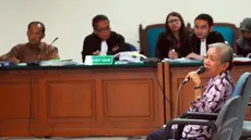  Guru Besar Luar Biasa Universitas Diponegoro, Sri Redjeki Hartono hadir di Pengadilan Tindak Pidana Korupsi Jakarta, Senin (5/5/2014) (Liputan6.com/Miftahul Hayat).