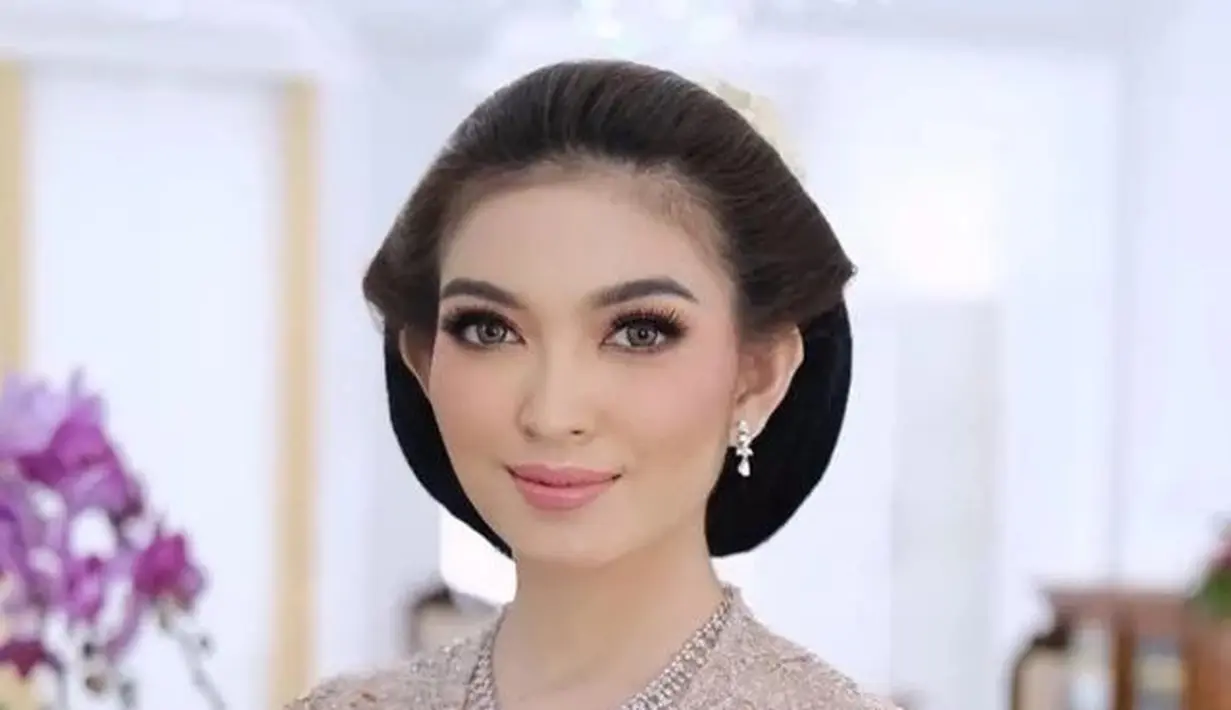 Mari lihat kembali potret Selvi Ananda di pernikahan Kaesang dan Erina. Penampilan luar biasa dengan makeup flawless bernuansa merah muda yang hangat, dipadu kebaya super cantik, Selvi pancarkan aura cantik yang memesona. [Foto: Instagram/selvi_gibran]