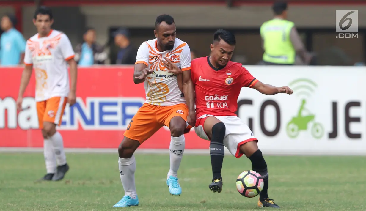 Gelandang Persija, M Hargianto (kanan) berebut bola dengan pemain Perseru pada lanjutan Liga 1 Indonesia di Stadion Patriot Candrabhaga, Bekasi, Selasa (19/9). Laga dimenangkan Persija 1-0. (Liputan6.com/Helmi Fithriansyah)