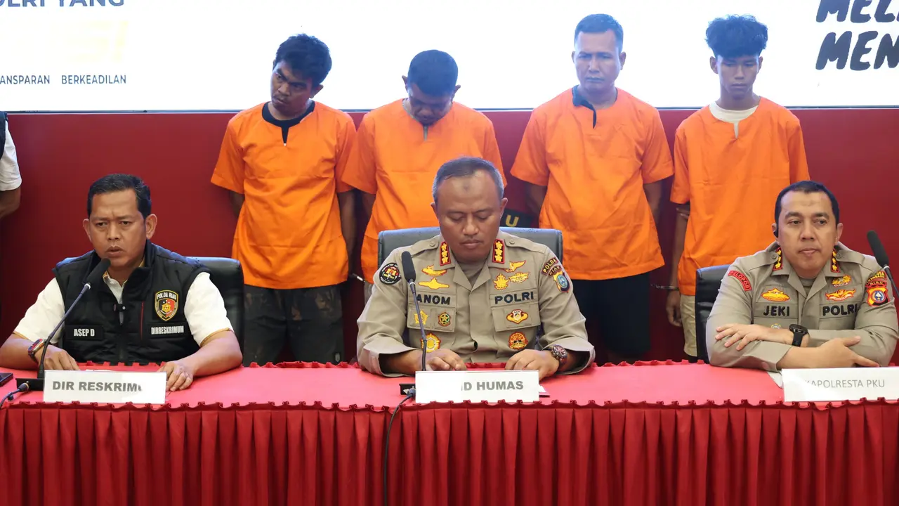 Konferensi pers penangkapan debt collector aniaya perempuan di halaman Polsek Bukitraya.