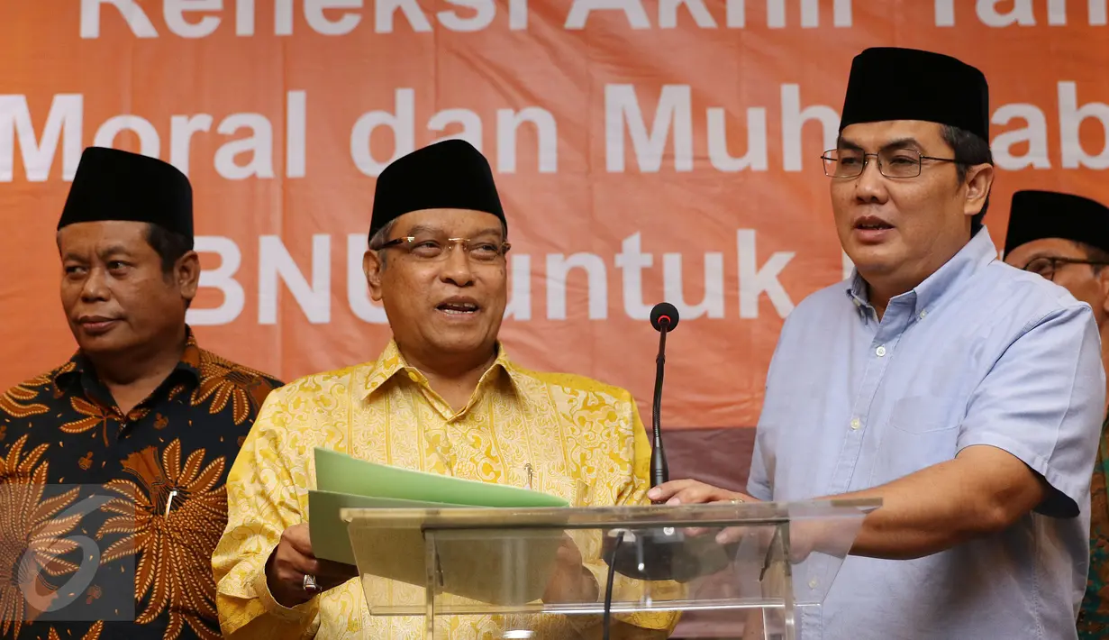 Ketua PBNU, Said Aqil Siraj (kedua kiri) bersama Helmy Faishal Zaini usai pembacaan refleksi akhir tahun 2016 di Jakarta, Jumat (30/12). Dalam refleksinya, PBNU menyoroti pudarnya semangat toleransi dan kebhinekaan. (Liputan6.com/Helmi Fithriansyah)
