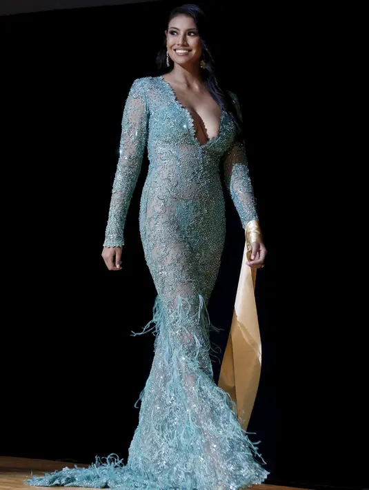 Ashley Burnham, kontestan dari Kanada berpose menggunakan gaun malam sebelum dinobatkan sebagai pemenang ajang Mrs Universe 2015 di Minsk, Belarus, Sabtu (29/8/2015). (REUTERS/Vasily Fedosenko)