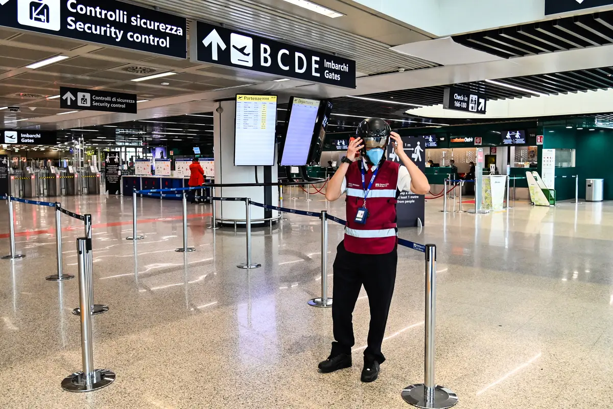 Petugas di Bandara Italia