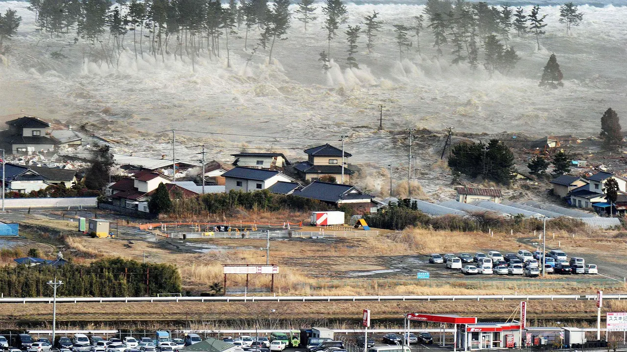 Tsunami yang menerjang kawasan Fuskushima di timur laut Jepang pada tahun 2011 (AP/Kyodo)