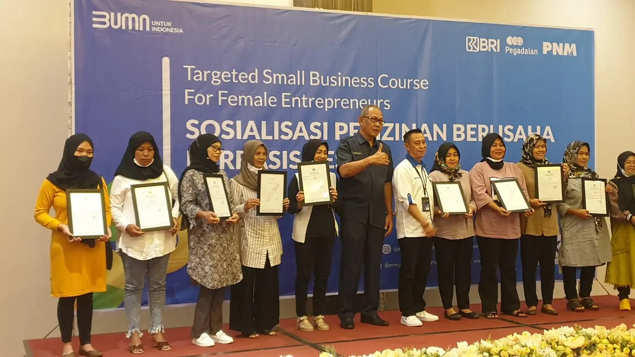 Sekitar 10 perwakilan wanita tangguh pelaku UMKM sebagai nasabah program Mekaar PNM Garut, mendapatkan souvenir di sela-sela kegiatan Sosialisasi Perizinan Berusaha Berbasis Resiko. (Liputan6.com/Jayadi Supriadin)