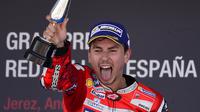 Wajah kebahagiaan pembalap Ducati, Jorge Lorenzo usai merebut podium ketiga MotoGP Spanyol 2017 di Sirkuit Jerez. (CRISTINA QUICLER / AFP)