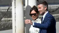 Mantan gelandang Real Madrid David Beckham dan istrinya Victoria Bekcham tiba di gereja menghadiri upacara pernikahan bek Sergio Ramos dan Pilar Rubio di Katedral Seville, Spanyol (15/6/2019). (AFP Photo/Cristina Quicler)