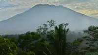 Gejolak Gunung Agung Bikin Turis Asing Penasaran
