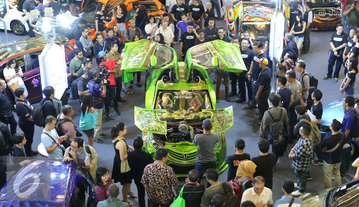 Pengunjung melihat sebuah mobil yang telah dimodifikasi saat ajang modifikasi tahunan Honda Jazz dan Brio Tuning Contest (JBTC) di Jakarta, Kamis (29/9). (Liputan6.com/Angga Yuniar)