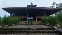 Tampak depan musala At-Taubah di kampung Landeh, Lebak, Banten, Rabu (28/04/2021). Musala ini didirikan sejak 3 tahun lalu bebarengan dengan di dirikannnya Kampung Mualaf suku Baduy. (Liputan6.com/Herman Zakharia)