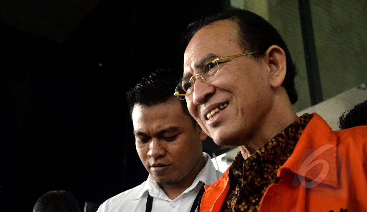 Mantan Menteri Agama Suryadharma Ali usai menjalani pemeriksaan di KPK, Jakarta, Selasa (21/4/2015). Usai diperiksa KPK, SDA irit bicara kepada pers.(Liputan6.com/Yoppy Renato)