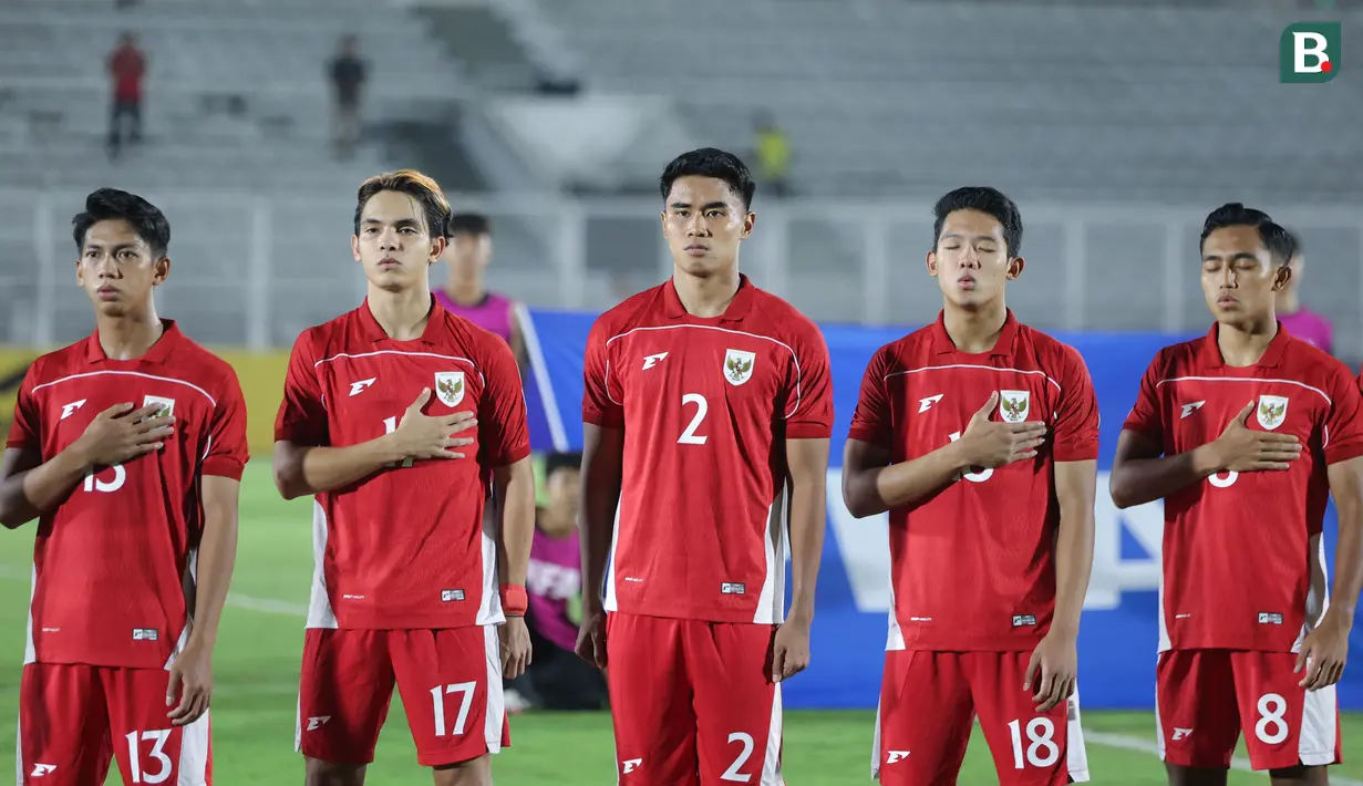 Bek Timnas Indonesia U-22, Muhammad Ferrari, tampil beda dengan rekan setimnya saat menyanyikan lagu Indonesia Raya pada Laga uji coba melawan India di Stadion Madya, Jakarta, Jumat (10/10/2025). (Bola.com/M Iqbal Ichsan)