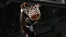 Pebasket Stapac, Savon Goodman, memasukan bola saat melawan Satria Muda pada laga final IBL 2019 di Britama Arena, Jakarta, Kamis (21/3). SM kalah 68-79 dari Stapac. (Bola.com/Yoppy Renato)