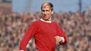 Gelandang - Bobby Charlton. Tak ada yang meragukan bahwa dirinya sebagai salah satu legenda MU. Kecepatan dan piawai menggiring bola membuat lawan kesulitan menghentikan langkahnya. (Squarespace.com)