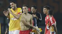 Bek Selangor FA, Willian Pachecho, bercanda dengan pemain Persija Jakarta, Gunawan Dwi Cahyo, pada laga persahabatan di Stadion Patriot, Jawa Barat, Kamis (6/9/2018). Persija kalah 1-2 dari Selangor FA. (Bola.com/M Iqbal Ichsan)
