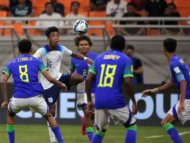 Kekalahan tipis 1-2 Timnas Inggris U-17 dari Timnas Brasil U-17 pada laga ketiga Grup C di Jakarta International Stadium, Jumat (17/11/2023) tetap meloloskan Three Lions Muda ke babak 16 Besar Piala Dunia U-17 2023 dengan status juara grup. Ketiga tim yang lolos ke babak 16 Besar dari Grup C, Inggris, Senegal dan Iran semuanya mengoleksi 6 poin, hasil dari dua kali menang dan sekali kalah. Selisih gol akhirnya menjadi pembeda untuk menentukan Inggris di posisi puncak, Senegal di posisi kedua dan Iran di peringkat ketiga. Kaledonia Baru duduk di posisi buncit tanpa memperoleh poin usai tiga kali kalah tanpa mencetak satu gol pun dan kebobolan 24 gol. (Bola.com/Ikhwan Yanuar)