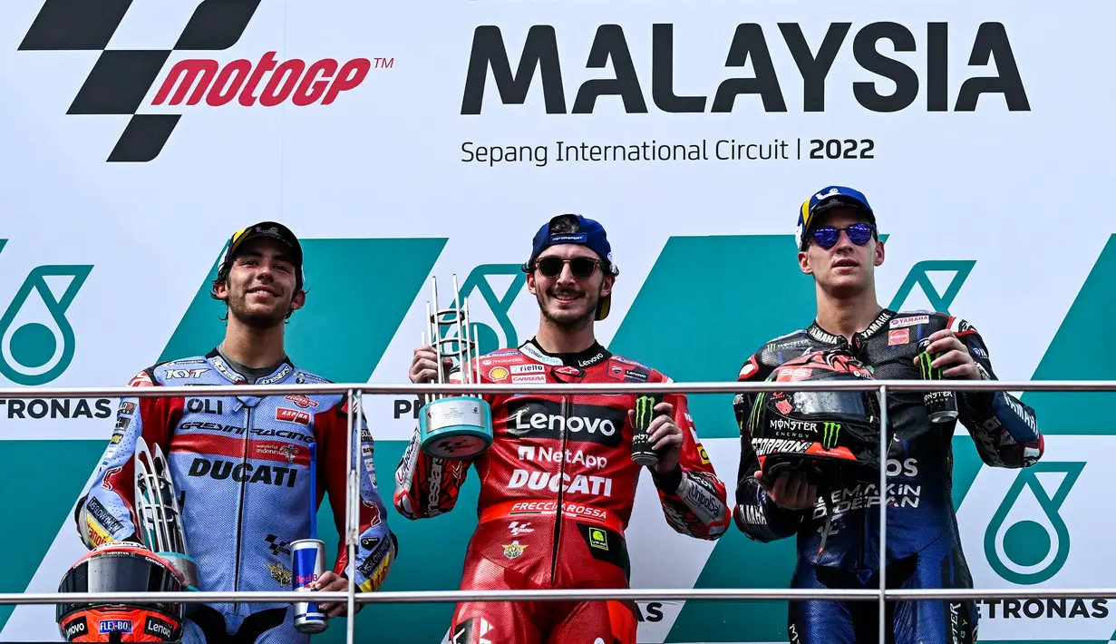 Namun akhirnya Francesco Bagnaia tetap bertahan di posisi pertama. Enea Bastianini harus puas di posisi kedua dan Fabio Quartararo finis di posisi ketiga. (AFP/Mohd Rasfan)