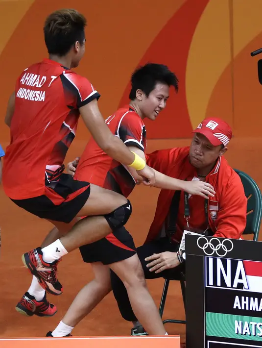 Perolehan emas dari pasangan yang biasa disapa Owi dan Butet itu menjadi kado terindah menjelang detik-detik HUT RI ke-71 berakhir. Kebahagiaan keduanya bertambah karena mendapatkan bonus dari pemerintah Rp 5 miliar. (AP Photo/Mark Humphrey)