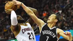 Pemain Cleveland Cavaliers, LeBron James (kiri) mencoba memasukan bola saat dihadang pemain Brooklyn Nets,  Jeremy Lin (kanan) pada lanjutan NBA di Quicken Loans Arena, (23/12/2016). (Reuters/Ken Blaze-USA TODAY Sports)