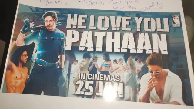 Shah Rukh Khan Tersenyum Simpul Dicium Pipi oleh Penggemar Pria di Jam 2 Pagi