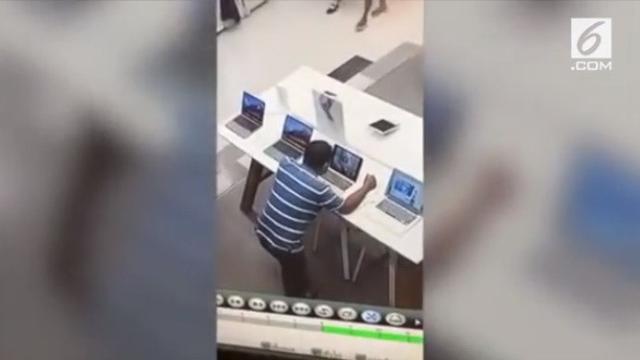 pria terciduk nonton video porno di gerai hp (foto: vidio.com)