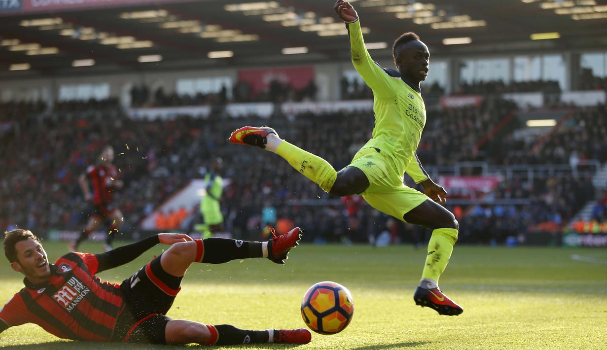 Pemain AFC Bournemouth, Adam Smith (kiri) menghadang laju pemain Liverpool, Sadio Mane pada laga Premier League di Vitality Stadium, (04/12/2016). Sadio Mane sumbang satu gol Liverpool.  (Action Images/Reuters/Paul Childs)