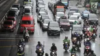 Kendaraan melintas di Jalan Ahmad Yani, Jakarta, Senin (25/6). Perluasan sistem ganjil genap ini akan diberlakukan selama 15 jam dalam sehari. (Merdeka.com/Iqbal Nugroho)