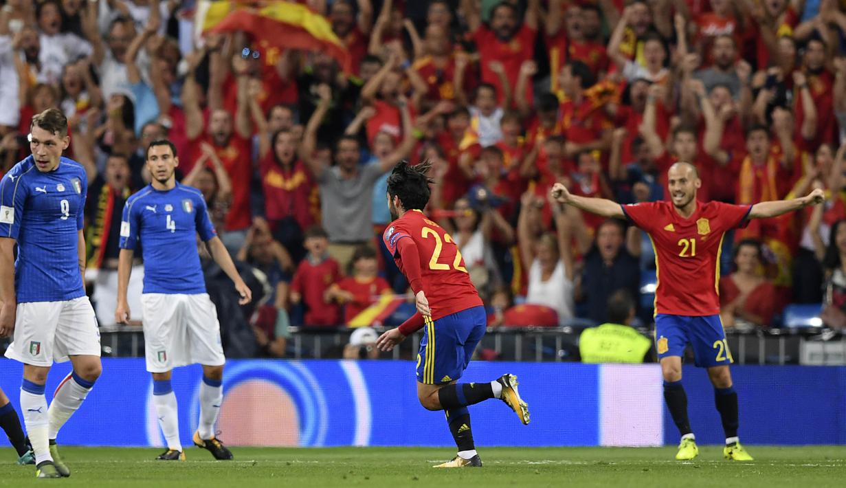 Para pemain Italia tampak kecewa usai gelandang Spanyol, Isco, mencetak gol pada laga kualifikasi piala dunia 2018 di Stadion Santiago Bernabeu, Madrid, Sabtu (2/9/2017). Spanyol menang 3-0 atas Italia. (AFP/Gabriel Bouys)