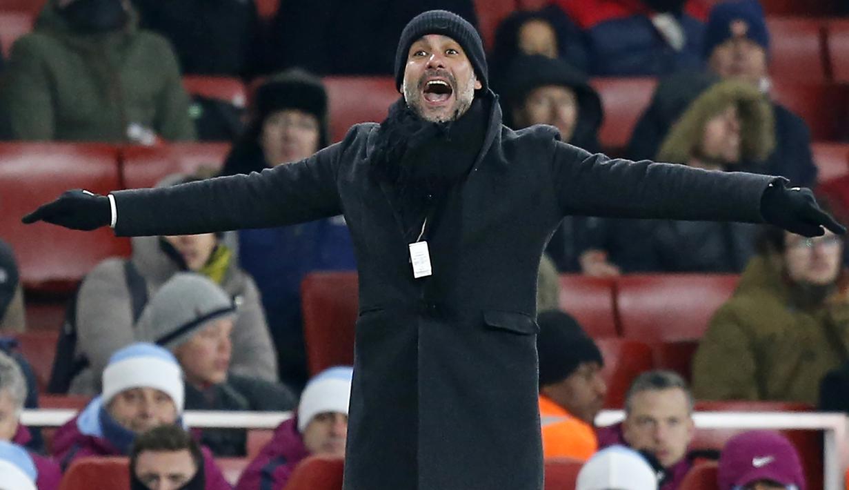 Pelatih Manchester City, Pep Guardiola, memberikan instruksi saat melawan Arsenal pada laga Premier League di Stadion Emirates, London, Kamis (1/3/2018). Arsenal kalah 0-3 dari City. (AFP/Ian Kington)