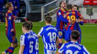 Para pemain Barcelona merayakan gol yang dicetak oleh Jordi Alba ke gawang Real Sociedad pada laga Liga Spanyol di Stadion Camp Nou, Kamis (17/12/2020). Barcelona menang dengan skor 2-1. (AP/Joan Monfort)